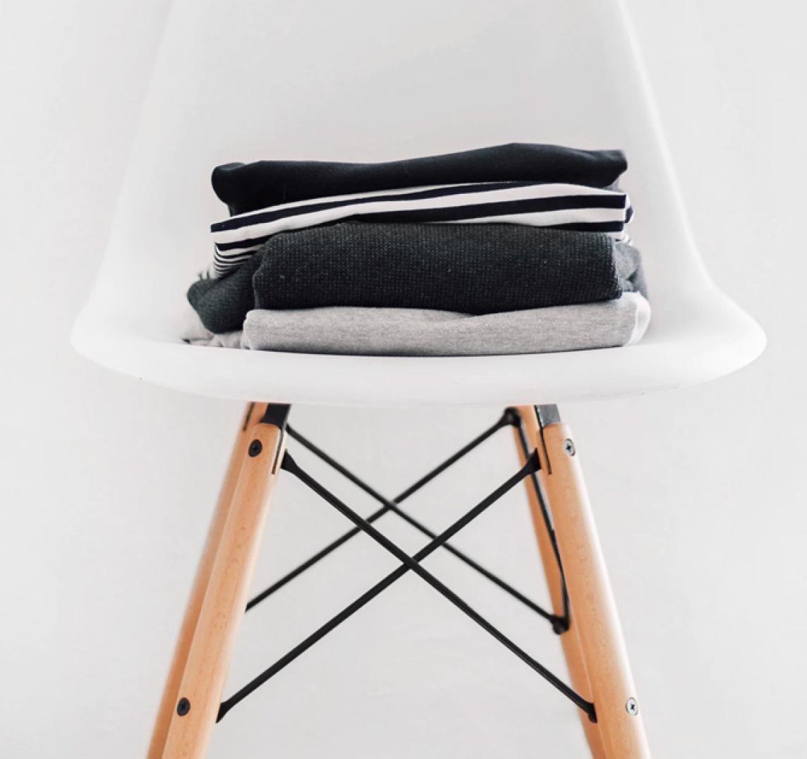 Detalle de silla blanca y de madera