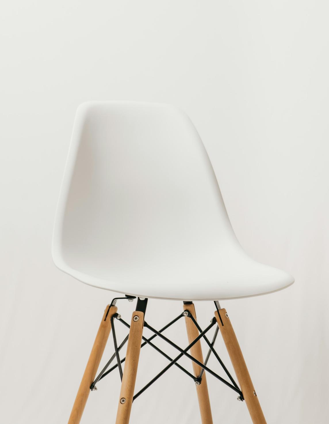Silla blanca y de madera